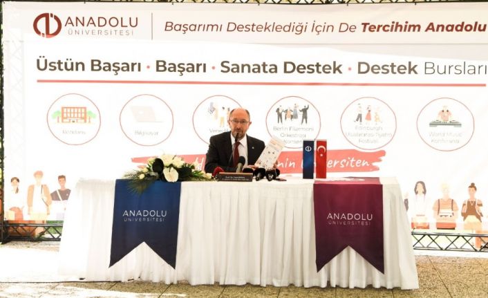 Rektör Prof. Dr. Erdal, Başarı Burslarını kazanan öğrencileri bizzat arayarak tebrik etti