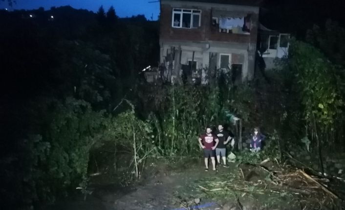 Rize’de taşan dere suları nedeniyle evlerinde mahsur kalan 3’ü çocuk 7 kişilik aileyi AFAD ekipleri kurtardı