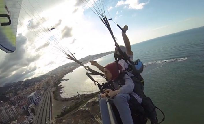 Rize’de yamaç paraşütü yaparken havada polis helikopterini görünce zor anlar yaşadılar