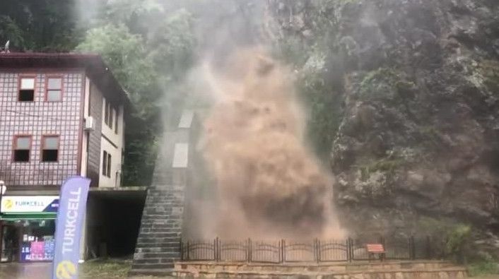 Rize’deki her şiddetli yağış sonrasında olduğu gibi o şelale yine coştu