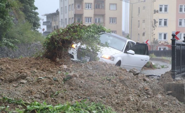 Rize’deki şiddetli yağış sonucu oluşan heyelanda bir araç toprak altında kaldı