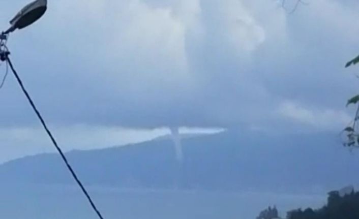 Rize’nin Çayeli ilçesi açıklarında çıkan hortum korkuttu