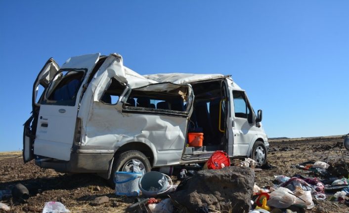 Şanlıurfa’da tarım işçilerini taşıyan minibüs takla attı: 1 ölü, 25 yaralı