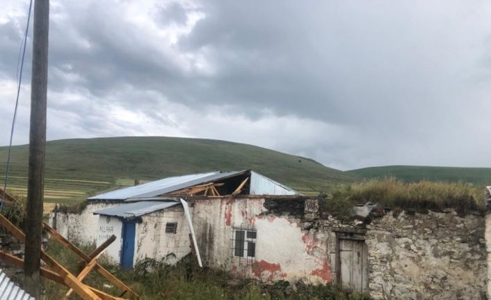 Sel, hortum Ardahan’da hayatı felç etti