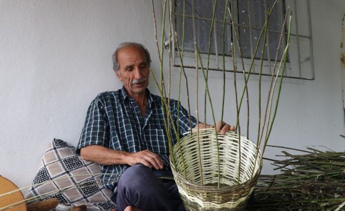 Söğüt dalından sepet örme işine 50 yıl sonra geri döndü