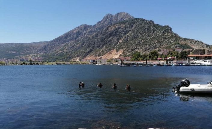 Su Altı Arama Kurtarma Ekibi Eğirdir Gölü’nde su altı temizliği yaptı