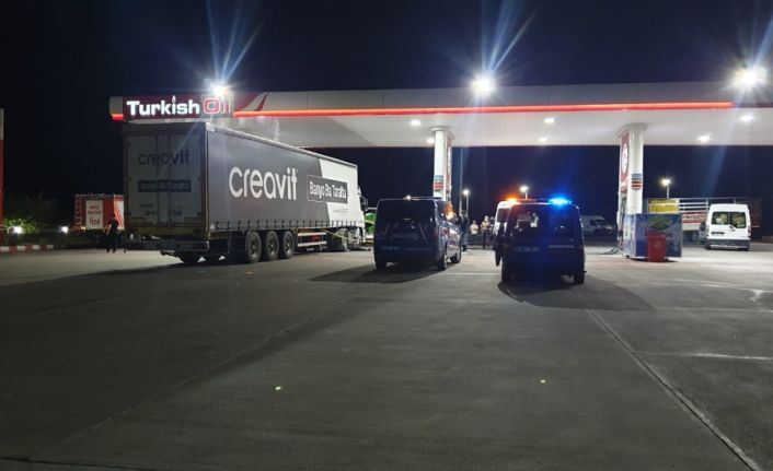 Sürücü tamir etmeye çalıştığı tırın altında kalarak can verdi