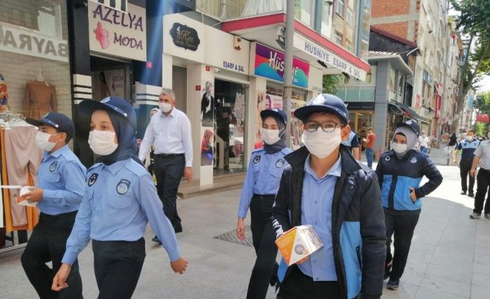 Temizliği bahane edip maske takmayan esnafa çocuk zabıtadan tepki: "Temizlik bahane değil maskenizi takın"