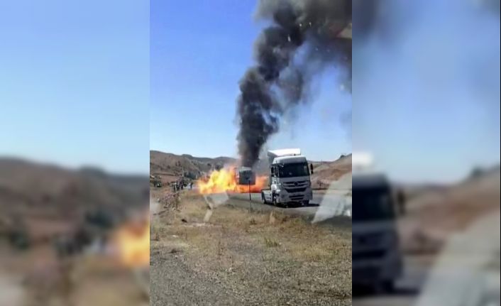 Tırın dorsesi alev alev yandı, iki kez patlama meydana geldi