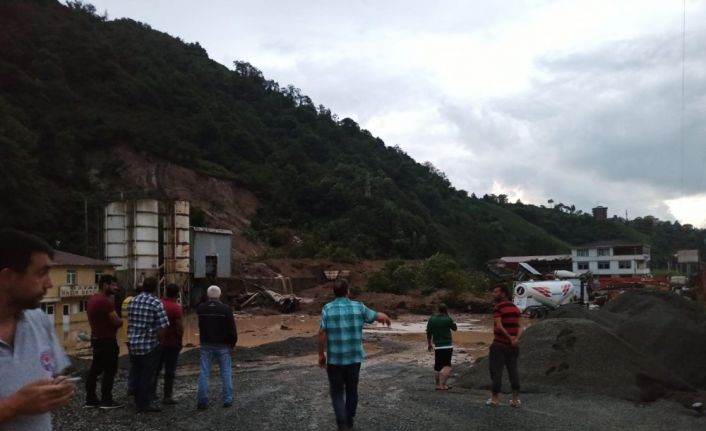 Trabzon’un Of ve Hayrat ilçelerinde sel ve heyelanların ardından yaralar sarılmaya çalışılıyor