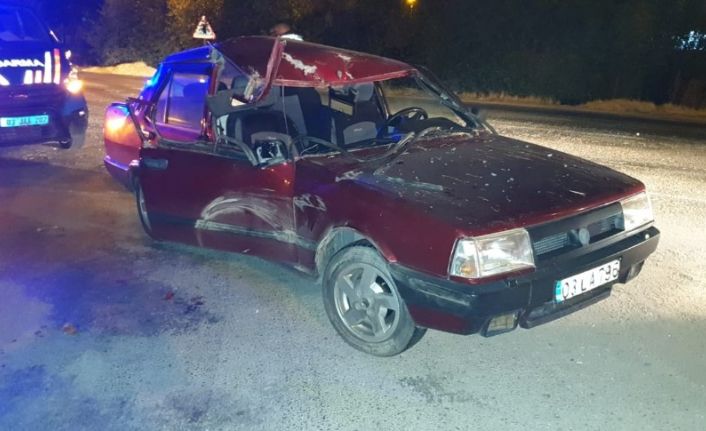 Traktöre bağlı römorka çarparak hurdaya dönen Tofaş’ta 3 kişi yaralandı