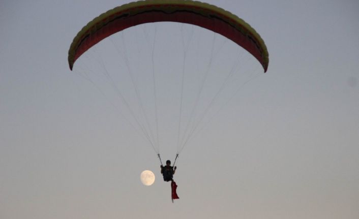 Türkiye’nin en genç yamaç paraşüt pilotu Zafer Bayramı’nda gökyüzünde Türk bayrağı açtı
