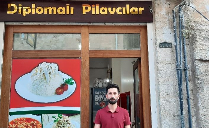 Üç diploma sahibi üniversite mezunu, pilav dükkanına verdiği isimle binlerce kişiye umut ışığı oldu