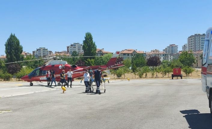 Uçuruma yuvarlanan otomobilin sürücüsü ambulans helikopterle şehir merkezine getirildi