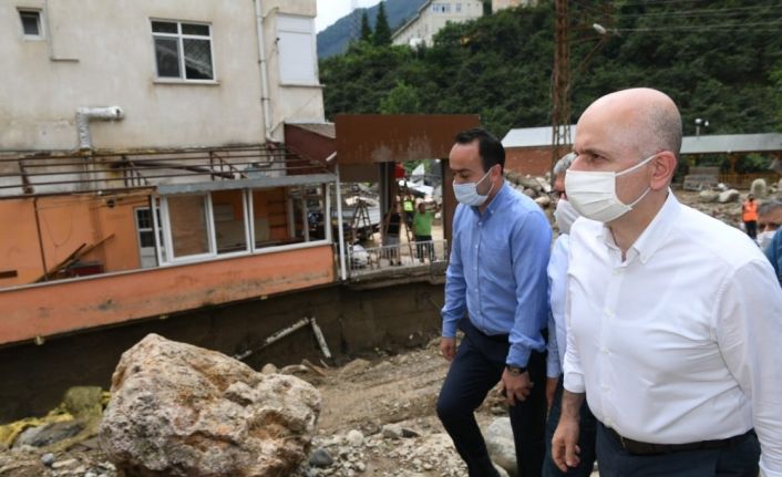 Ulaştırma Bakanı Karaismailoğlu, selin vurduğu Kovanlık ve Çaldağ beldelerinde incelemelerde bulundu