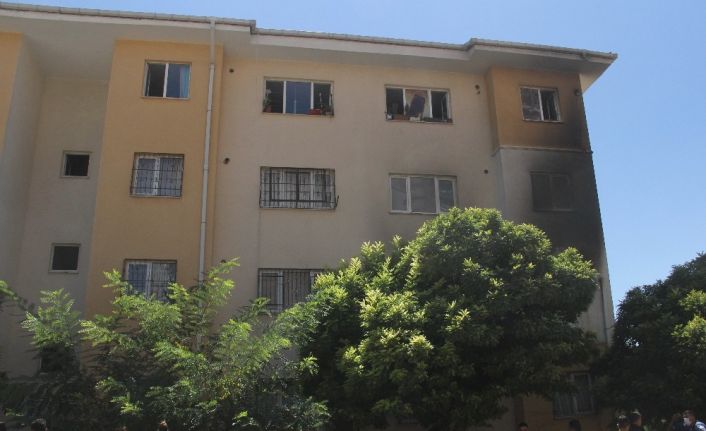 Uyuşturucu bağımlısı şahıs, içinde iki kızı ve annesinin olduğu evi yaktı