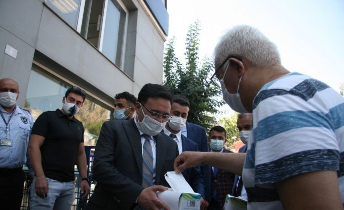 Vali Çiçek: “Korona virüste kötü durumda değiliz demekten dahi korkuyorum”