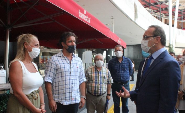 Vali Yavuz AVM’de mağazaları tek tek dolaşıp korona virüse karşı uyardı