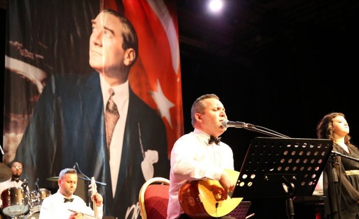 Vatandaşlar, evlerinde Zafer Bayramı’nı konser ile yaşadı