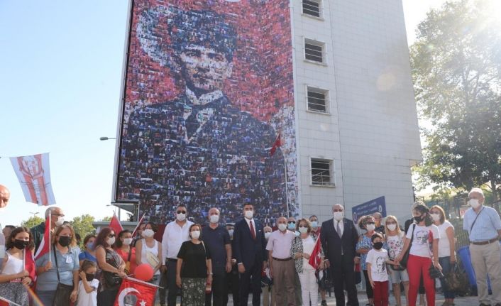 Vatandaşların fotoğraflarından Oluşturulan Atatürk Portresi, belediye binasının duvarlarını süslüyor