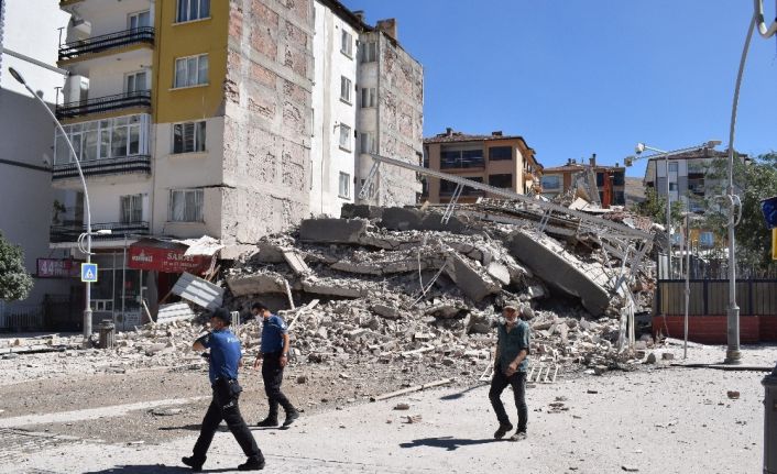 Yıkımı yapılan 6 katlı bina çöktü yan bina hasar gördü