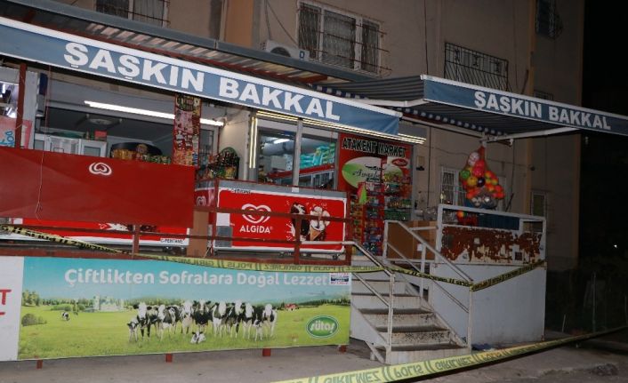Yüzü maskeli iki soyguncu önce iş yeri sahibini vurdular sonra soygun yaptılar