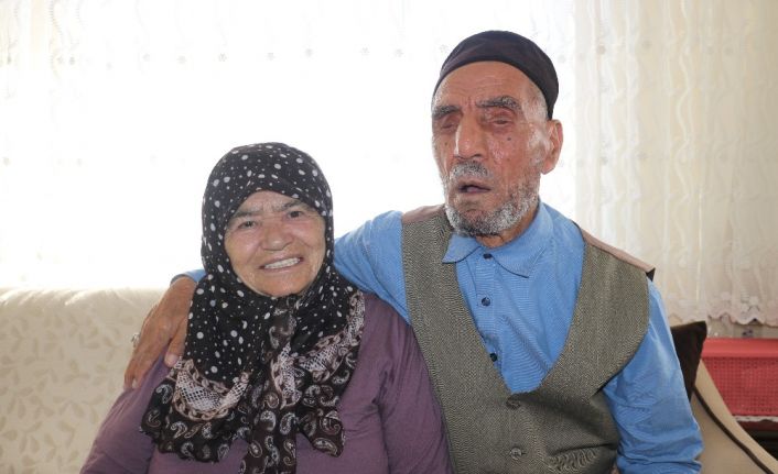Yüzünü hiç göremediği eşinin sesine aşık oldu, 58 yıllık birliktelikleri kitap oluyor