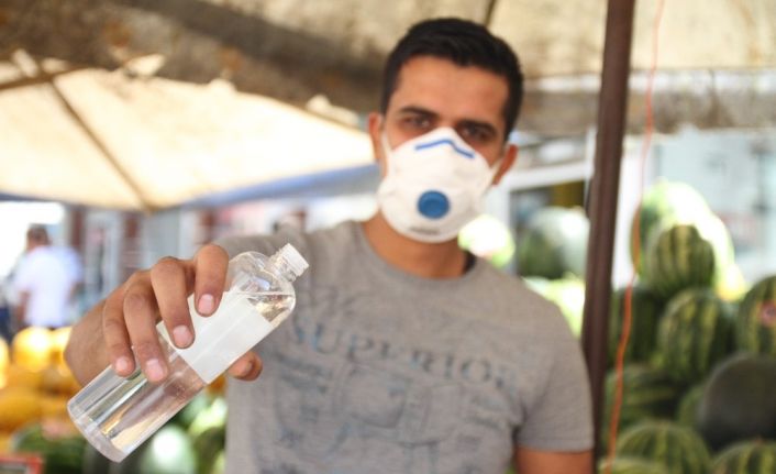 Zabıtalar semt pazarında ‘korona virüs’ denetiminde: ‘Aileniz için maske takın’ uyarısı