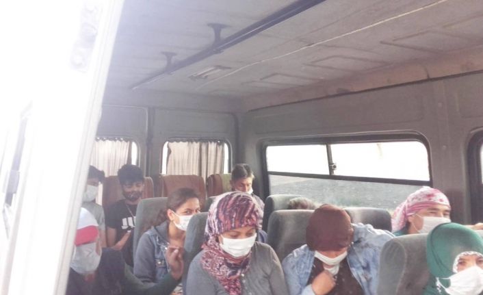 13 kişilik servis aracında 20 kişi taşıyan şoförü jandarma affetmedi