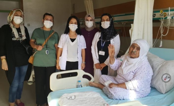 40 gün entübe kalan 75 yaşındaki kadın korona virüsü yendi