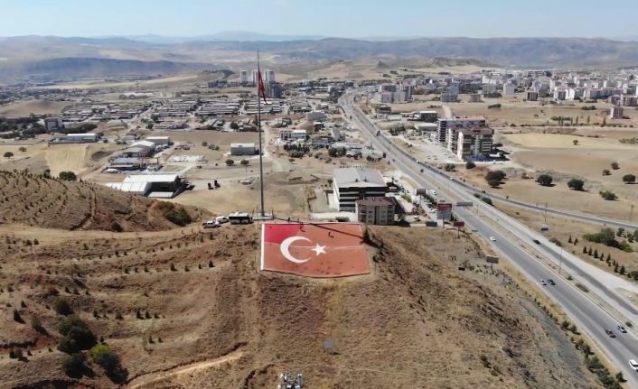 43 ilin geçiş noktasında yer alıyor, 600 metrekarelik Türk bayrağı bakıma alındı