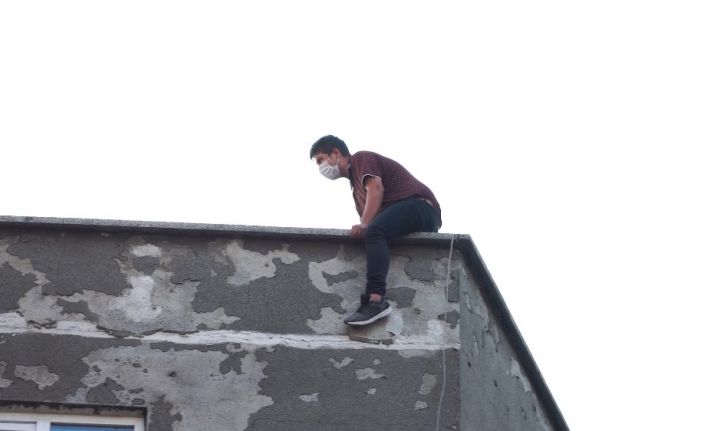 5 katlı binanın çatısına çıkarak intihara kalkıştı