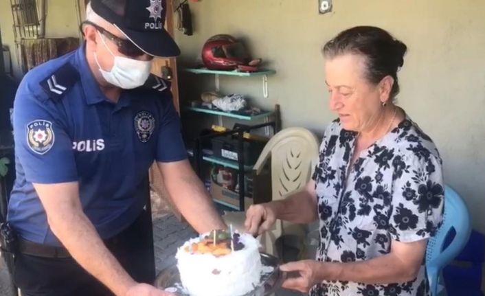 61 yaşında liseyi bitiren Hatice anneye, polisten doğum  günü sürprizi