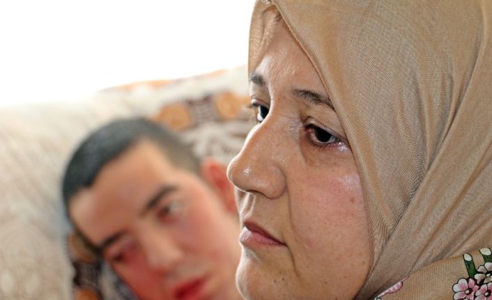 6,5 yıldır gözlerini kırpamıyor, annesi uyuduğunu horlayınca anlıyor