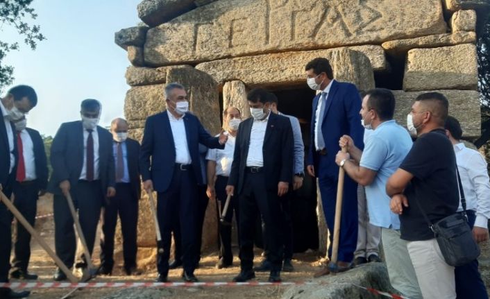 ADÜ Rektörü Aldemir, antik kentte kazı çalışmalarının startını Aydın protokolü ile birlikte verdi
