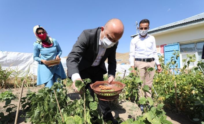 Ağrı Valisi Dr. Osman Varol, Dağlıca Köyü İlköğretim Okulu’nu ziyaret etti, öğrencilere hediye verdi