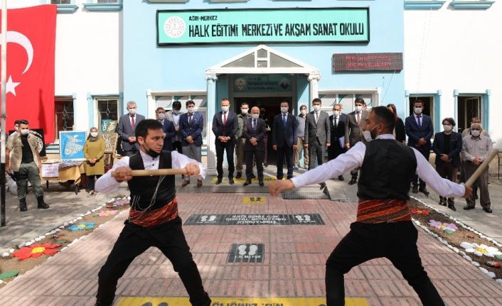 Ağrı Valisi Dr. Varol, Halk Eğitim Merkezi’nde açılan öğrenme sergisini ziyaret etti