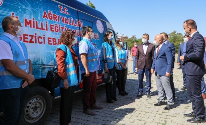 Ağrı Valisi Dr. Varol, İl Milli Eğitim Müdürlüğü Gezici EBA Destek Aracında incelemelerde bulundu