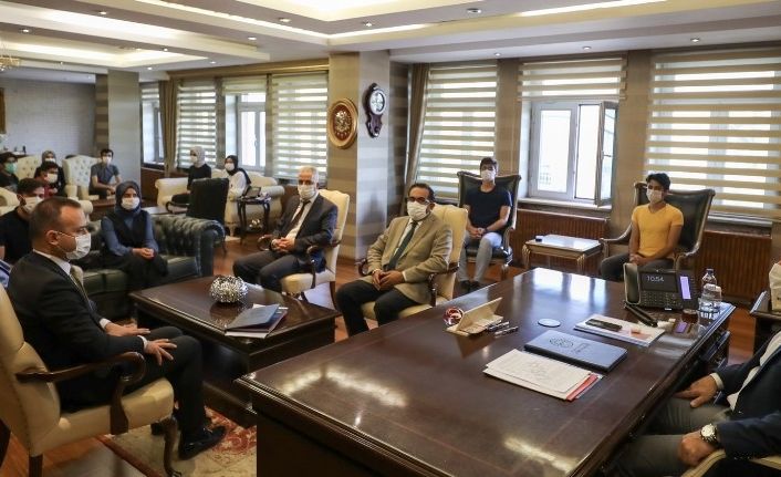 Ağrı Valisi Dr. Varol, YKS sınavında dereceye giren öğrencileri makamında ağırladı