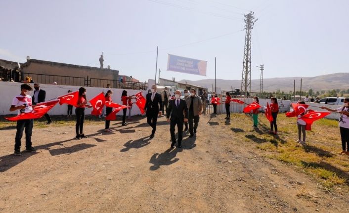 Ağrılı öğrenciler Vali Dr. Varol’u Türk bayrağı ile karşıladı