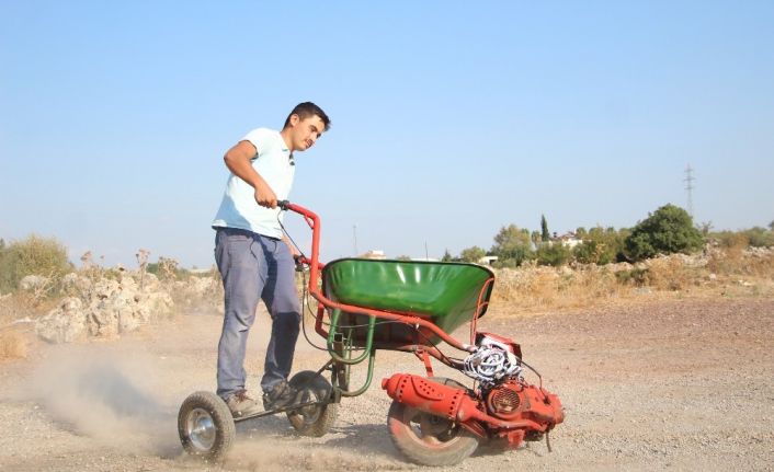 Akaryakıt istasyonuna gidip depoyu dolduruyor sokakta gören bir daha bakıyor