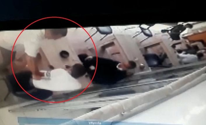 Akli dengesi yerinde olmayan saldırgan çay içen şahsı defalarca böyle bıçakladı