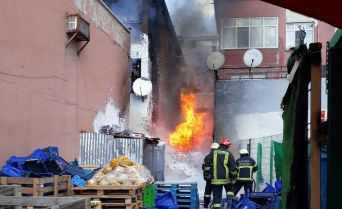 Alevlere teslim olan marketin deposu 3 binayı küle çeviriyordu