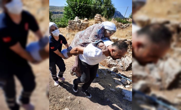 Ambulans şoförü 120 kilo ağırlığındaki hastayı 2 kilometre sırtında taşıdı