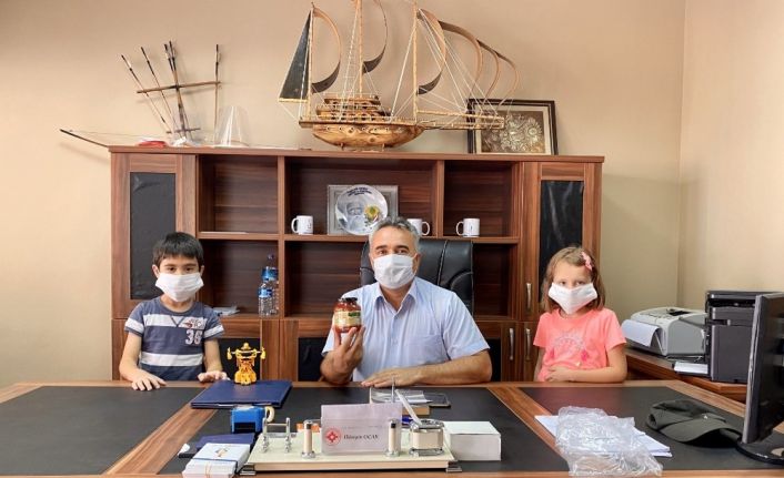 Annelerin yaptığı el yapımı salçalarla İl Milli Eğitim Müdürü Çelik’i ziyaret ettiler