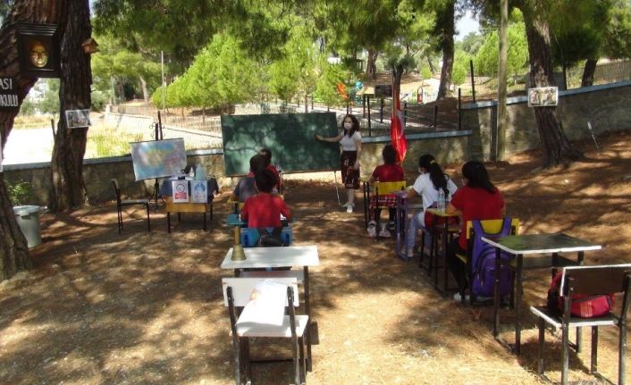 Antalya’da sınıflar açık havaya taşındı, ortaya Hababam tadında görüntüler çıktı