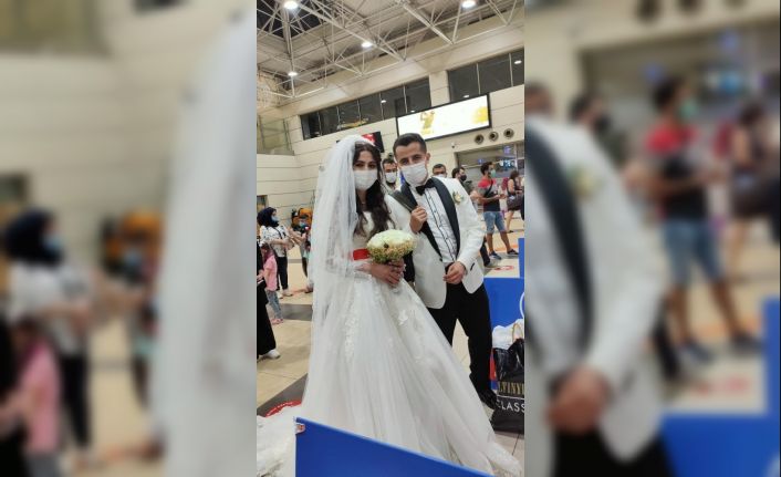 Antalyalı gelinlerin biri uçaktan gelinlikle indi, diğeri yol kapatıp oynadı