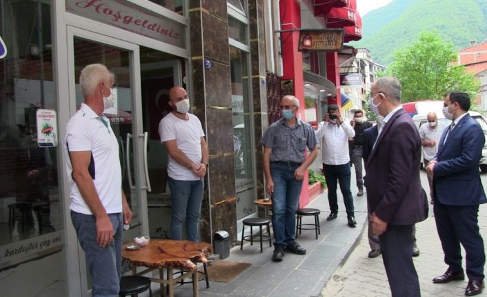 Artvin Valisi Doruk il genelinde vakaların en fazla olduğu Borçka ilçesinde sokakta maske denetimine çıktı
