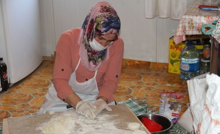Ata topraklarını terk etmeyen yaşlıların her hizmeti evlerinde görülüyor