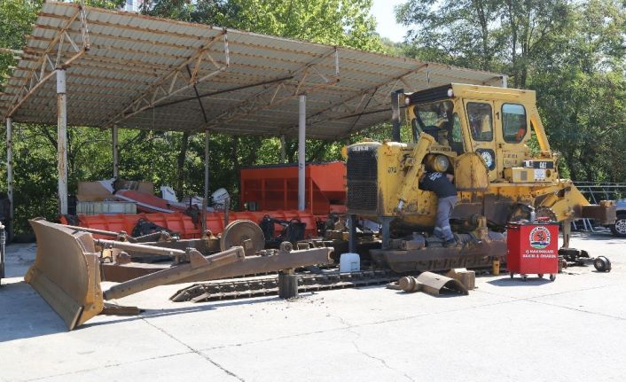 Atakum Belediyesi araç ve iş makinelerini kendi atölyelerinde tamir ediyor